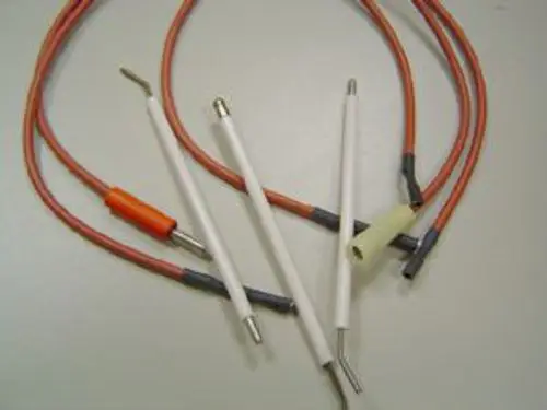 Verschiedene Zündelektroden und Kabel, die für die Remeha Zündeinrichtung verwendet werden können, liegen auf einer Oberfläche.